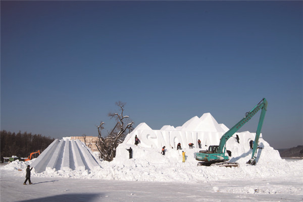 净月雪世界内,雪滑梯正在建设中,部分雪雕已经完工,主雪雕"冰雪 春城"