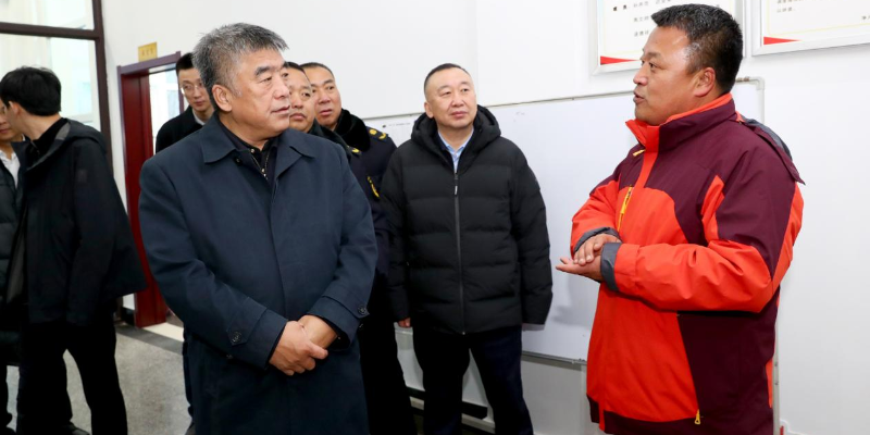 李健调度全区扫冰除雪工作并慰问奋战一线环卫工人